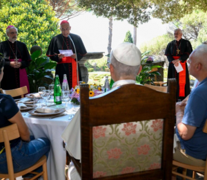 À mesa com os últimos: no encontro com o outro revela-se o rosto do Evangelho