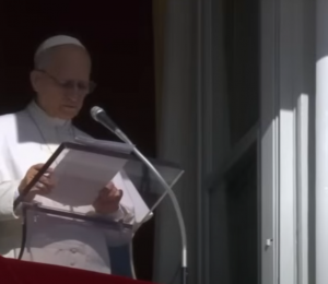 O Papa no Angelus: Deus não exclui ninguém e não veio apenas para os puros
