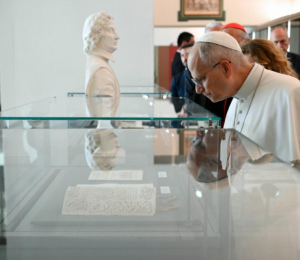 Papa aos universitários: sejam artesãos de paz, o rearmamento enriquece as elites