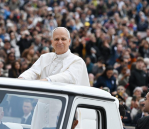 Leão XIV: a informação muda, mas jamais deve ceder à banalidade e fake news