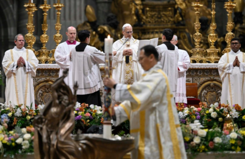 O Papa: ressuscitados com Cristo, podemos dar vida a um mundo novo, de paz e de unidade