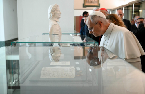 Papa aos universitários: sejam artesãos de paz, o rearmamento enriquece as elites